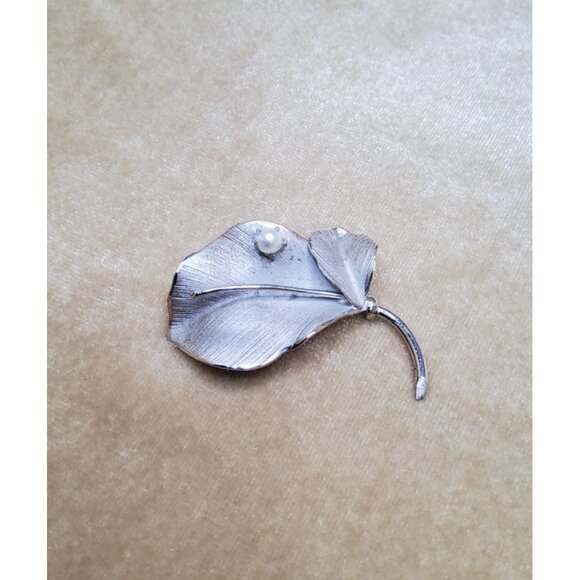 Vintage Rch-King Sterling Silver and Simulated Pearl, Leaf Shaped Brooch - Picture 6 of 10